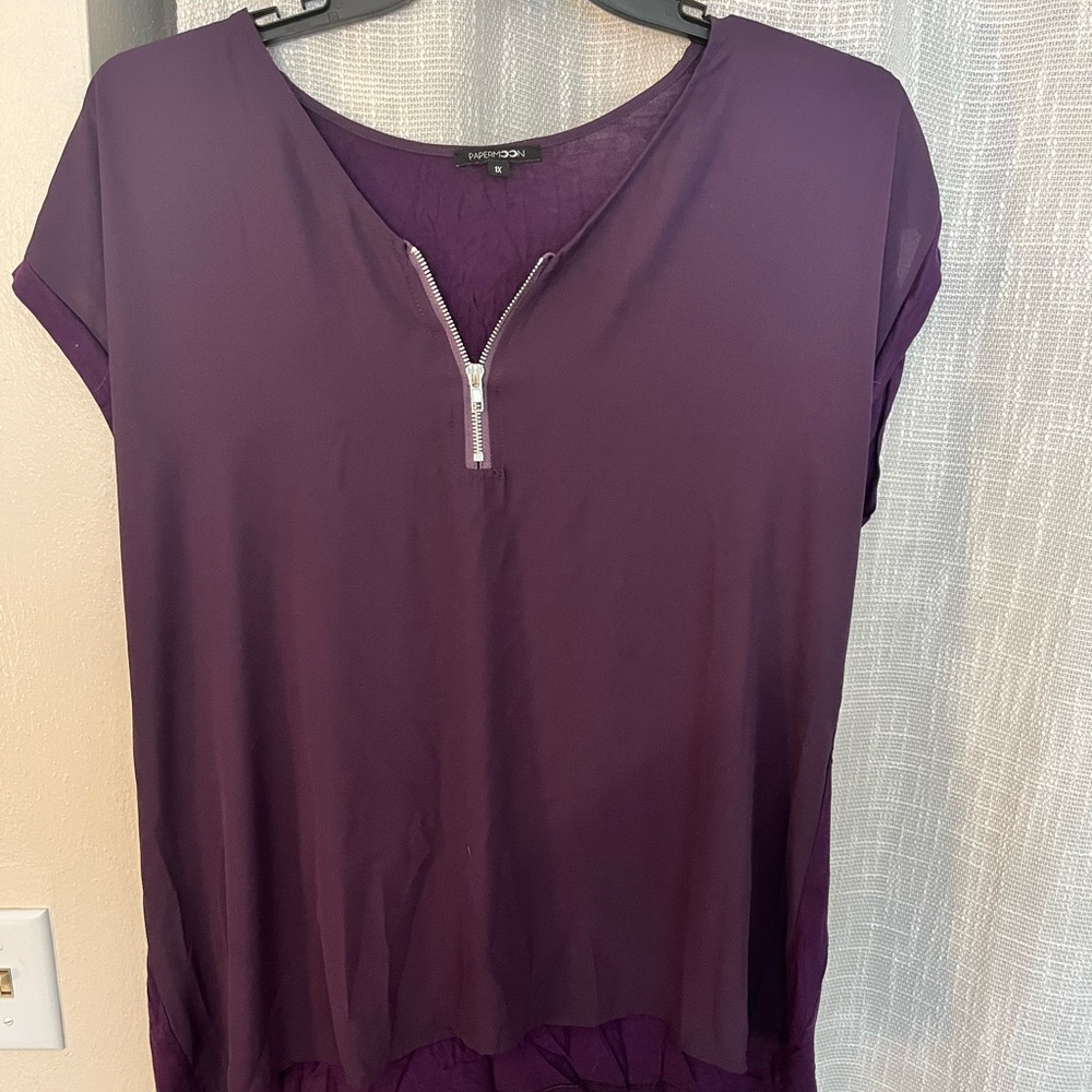 Plum short sleeve top, mixed material with zipper detail